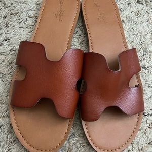 NWOT Universal Thread Jenny slide sandals